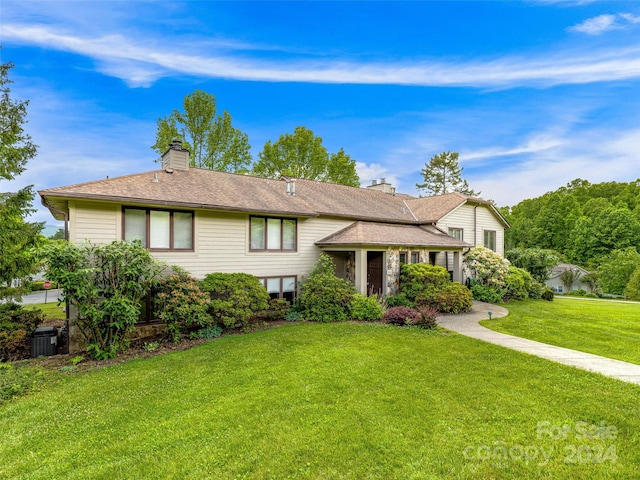 view of front of property with a front yard