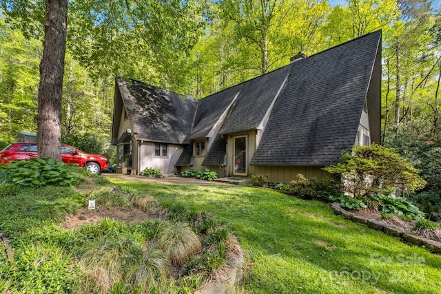 view of front of house featuring a front lawn