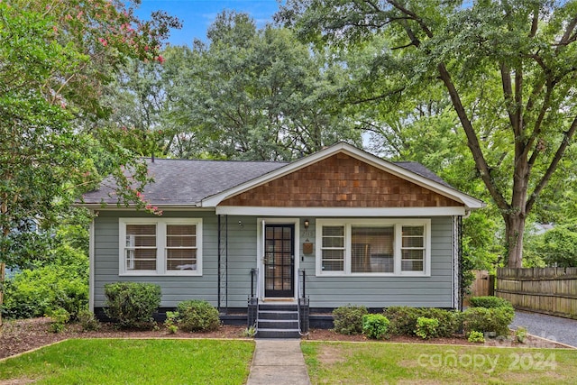 view of front of property featuring a front lawn