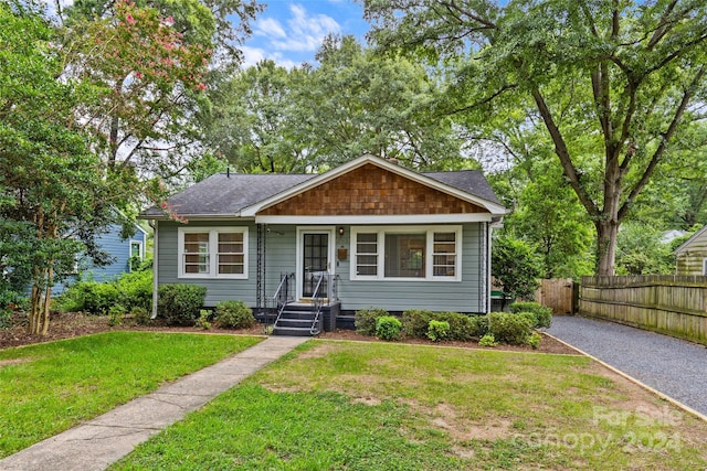 view of front of house featuring a front lawn