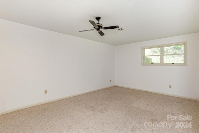 carpeted empty room featuring ceiling fan