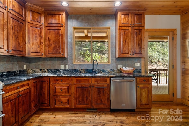 kitchen featuring plenty of natural light, sink, light wood-type flooring, and stainless steel dishwasher