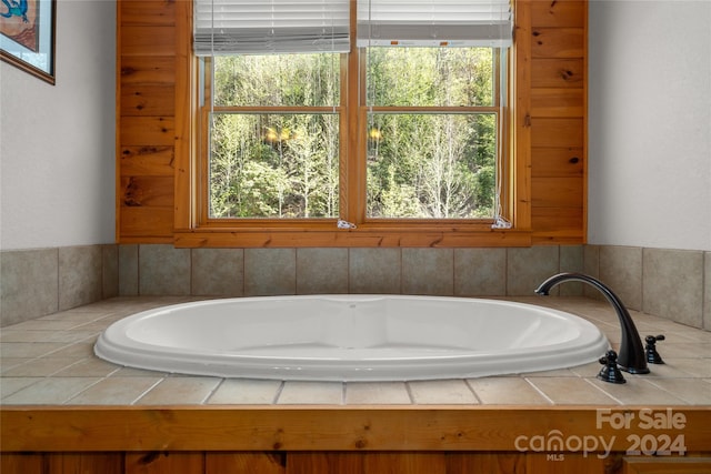 bathroom featuring tiled tub