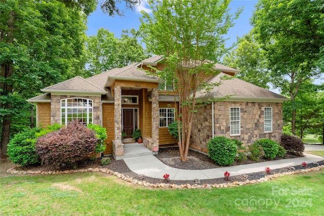 view of front of home featuring a front lawn