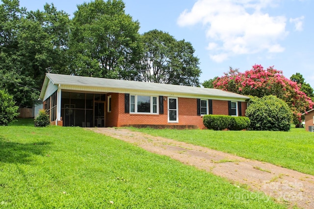 ranch-style home featuring a front lawn