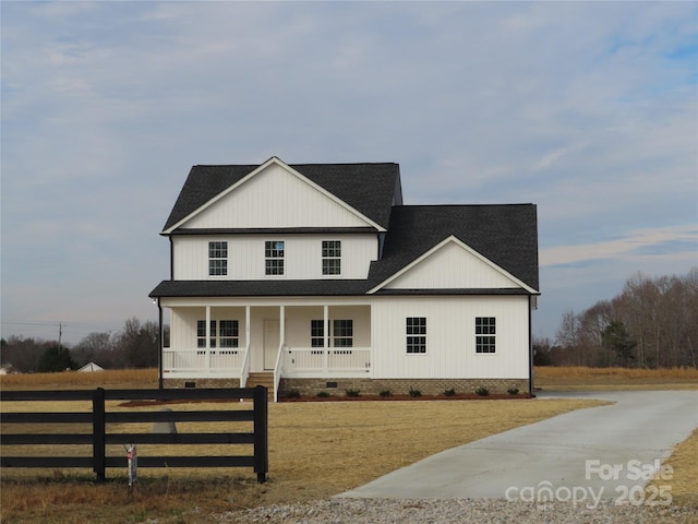 view of front of property featuring a front yard and a porch