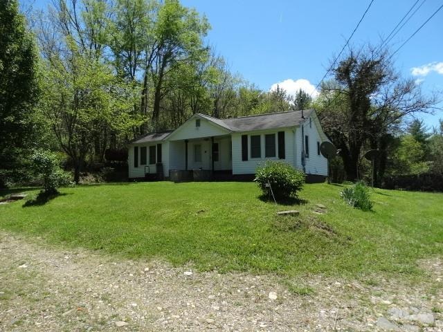 view of front of house featuring a front lawn