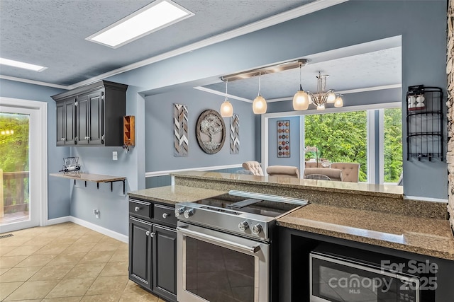 kitchen featuring stainless steel electric stove, a textured ceiling, ornamental molding, a notable chandelier, and light tile patterned floors