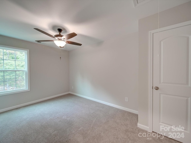 unfurnished room with light carpet and ceiling fan