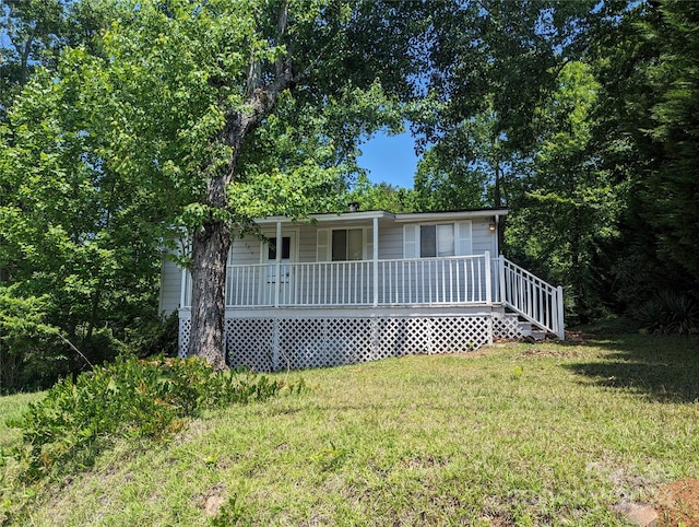 view of front of home featuring a front lawn