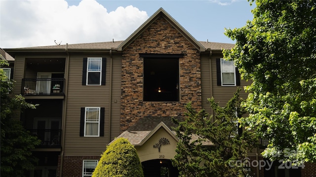 view of front of property featuring a balcony