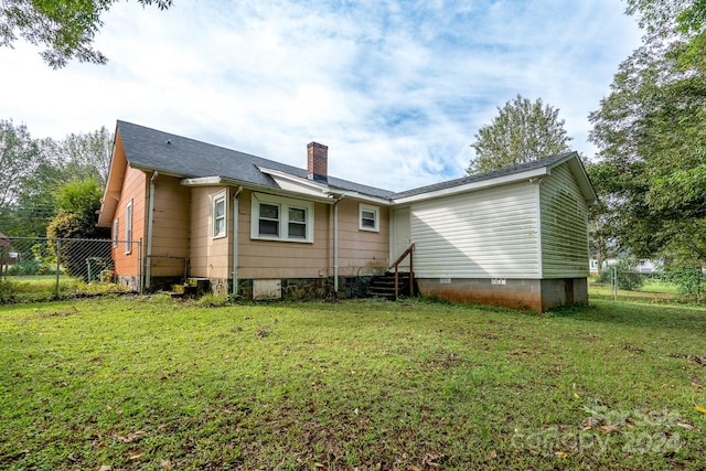 back of house featuring a lawn