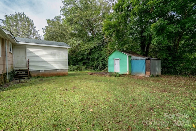 view of yard with a shed