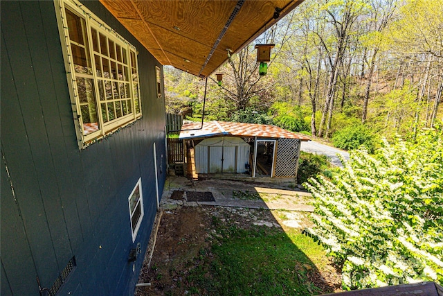 view of yard with a shed