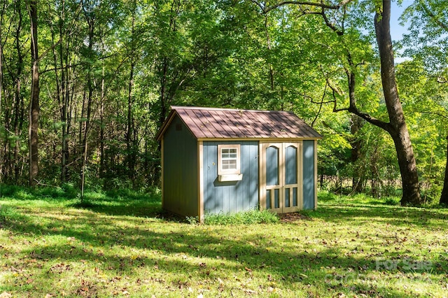 view of outdoor structure featuring a yard