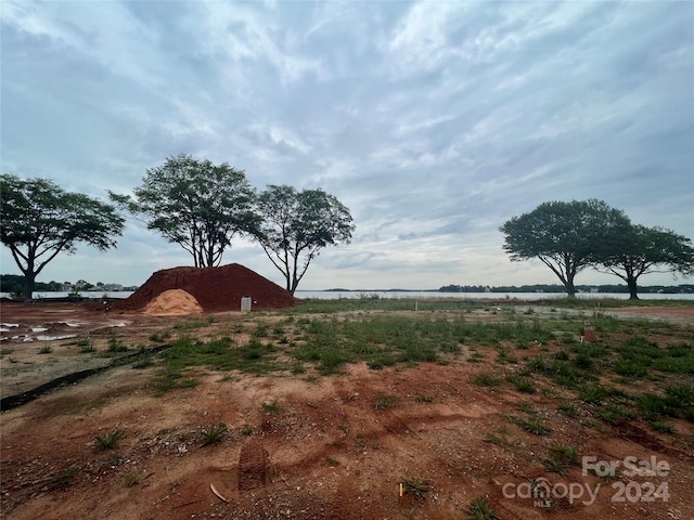 view of yard featuring a water view