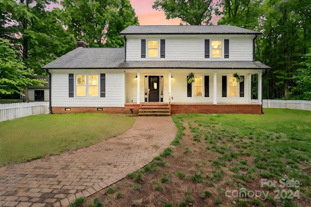 view of front facade with a yard