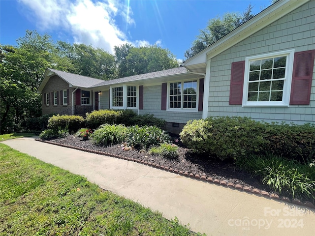 ranch-style house with crawl space