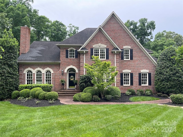 view of front of house featuring a front yard