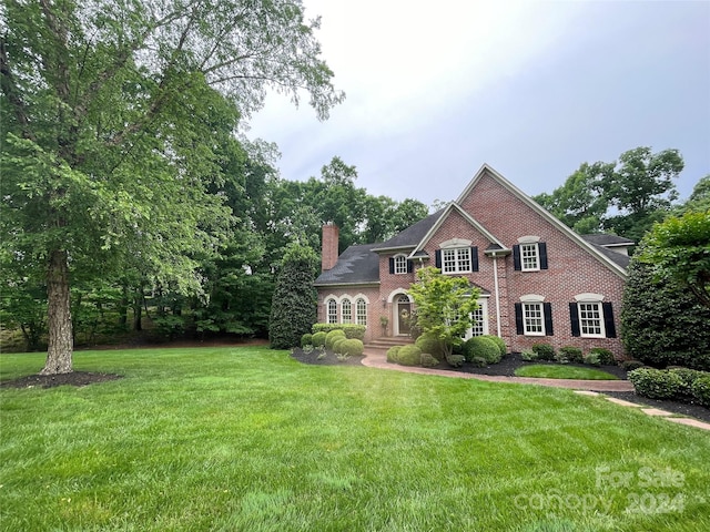 view of front facade featuring a front yard