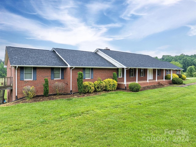 single story home with a front lawn