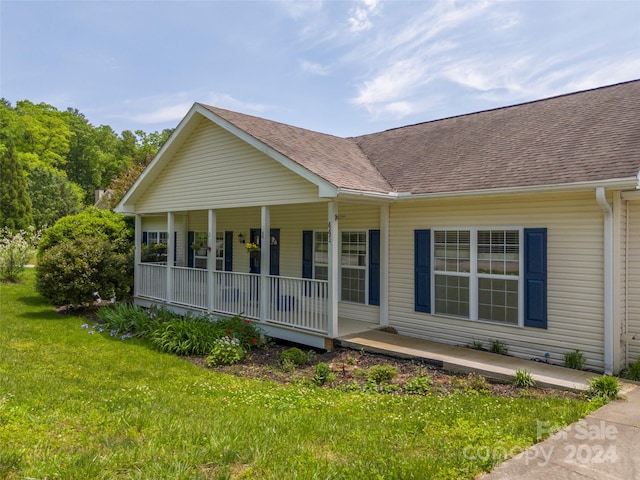 view of front facade with a front yard and a porch