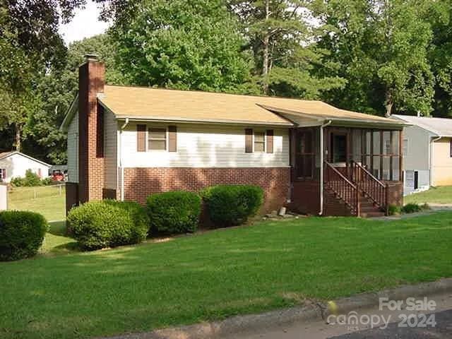 view of front of house with a front yard