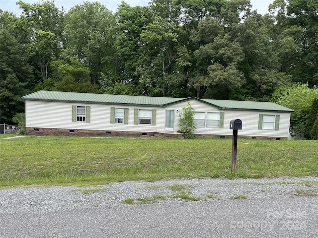 manufactured / mobile home with a front lawn