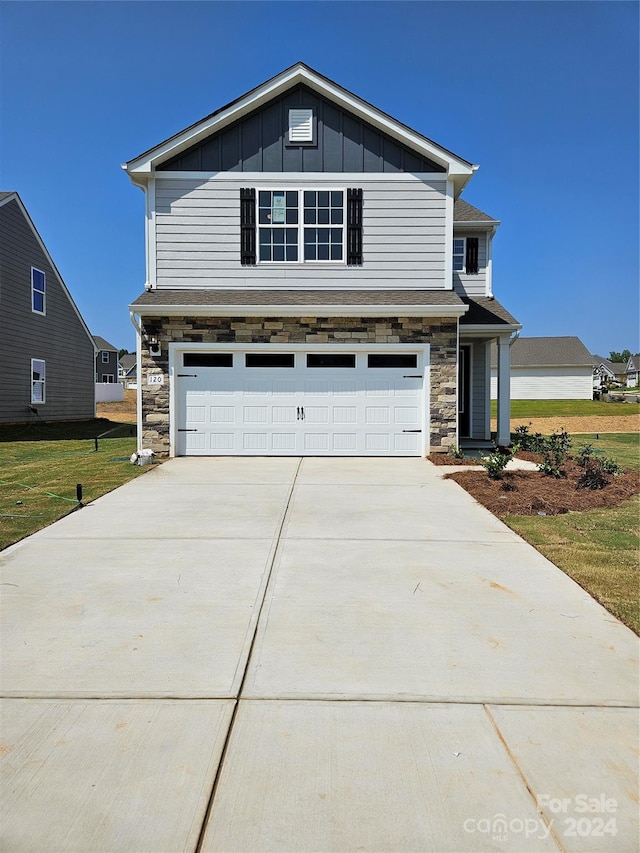 view of front facade featuring a garage and a front lawn