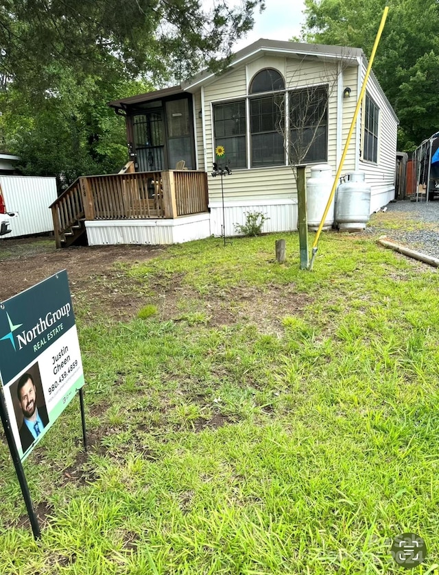 view of front of home featuring a front yard