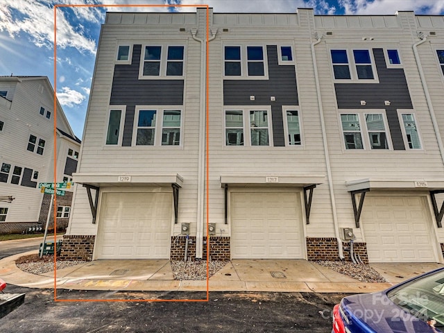 townhome / multi-family property featuring a garage