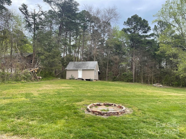 view of yard with an outdoor structure