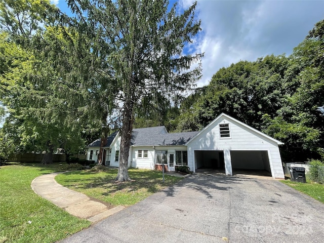 view of front facade featuring a front lawn and a garage