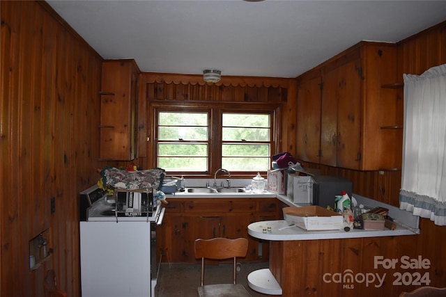 kitchen featuring sink, kitchen peninsula, and range with electric cooktop