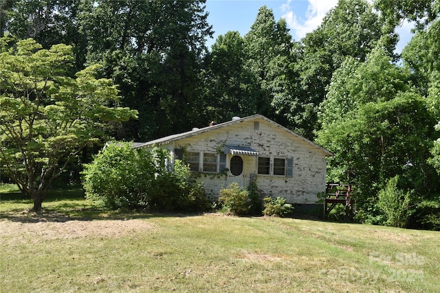 view of front of house with a front yard