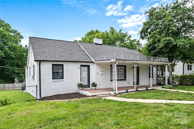 view of front facade with a front yard