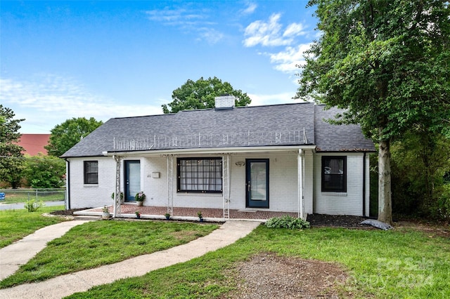 view of front of home featuring a front lawn