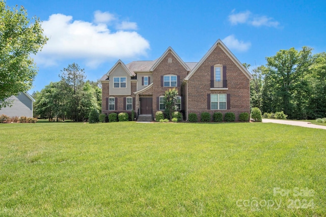 view of front of property featuring a front yard