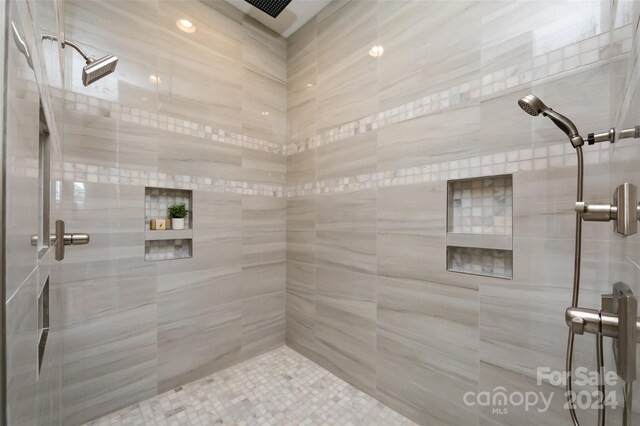 bathroom featuring tiled shower