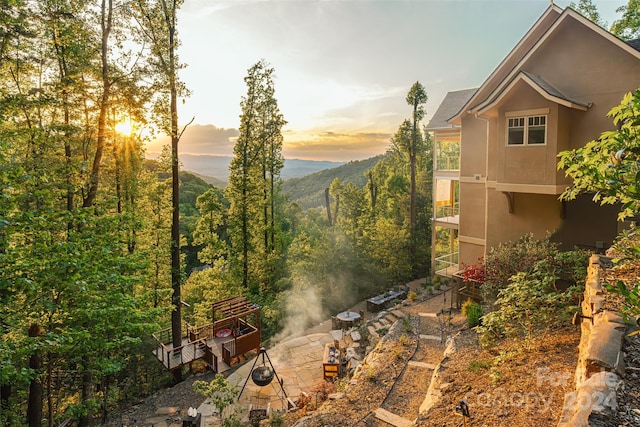 view of yard at dusk