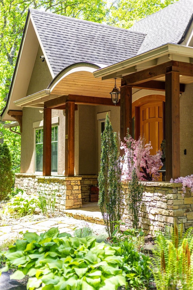 property entrance featuring a porch