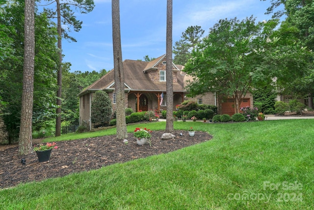 view of front facade featuring a front yard