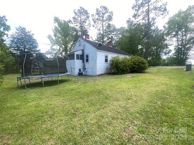 view of yard featuring a trampoline