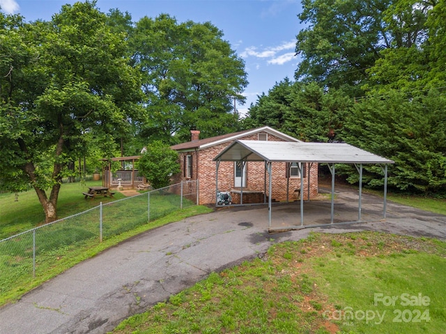 view of front of house featuring a front lawn and a carport