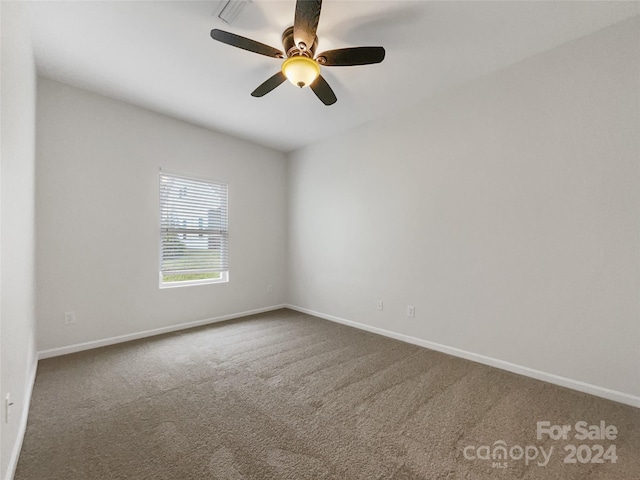 carpeted empty room featuring ceiling fan