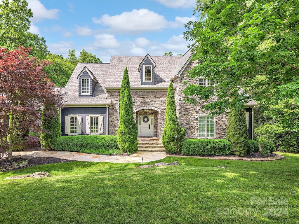 view of front of property featuring a front lawn