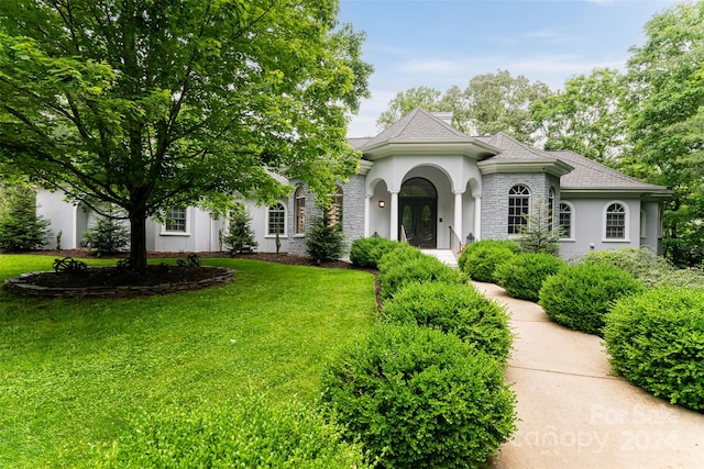 view of front facade featuring a front lawn