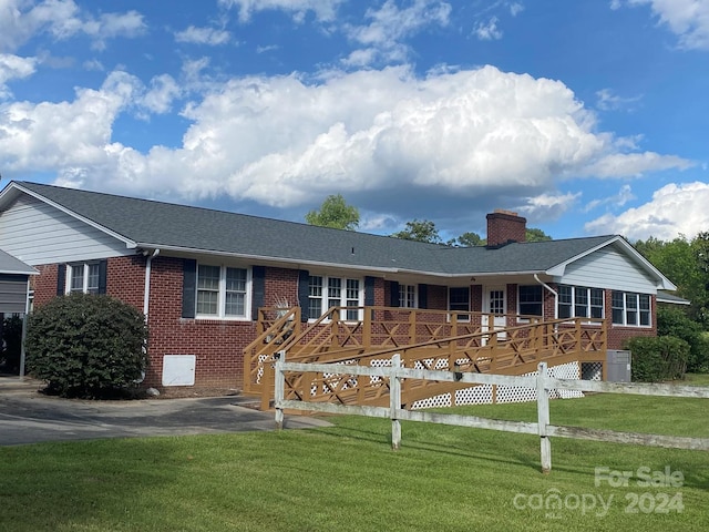 view of front of home with a front lawn