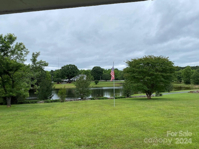 view of yard featuring a water view