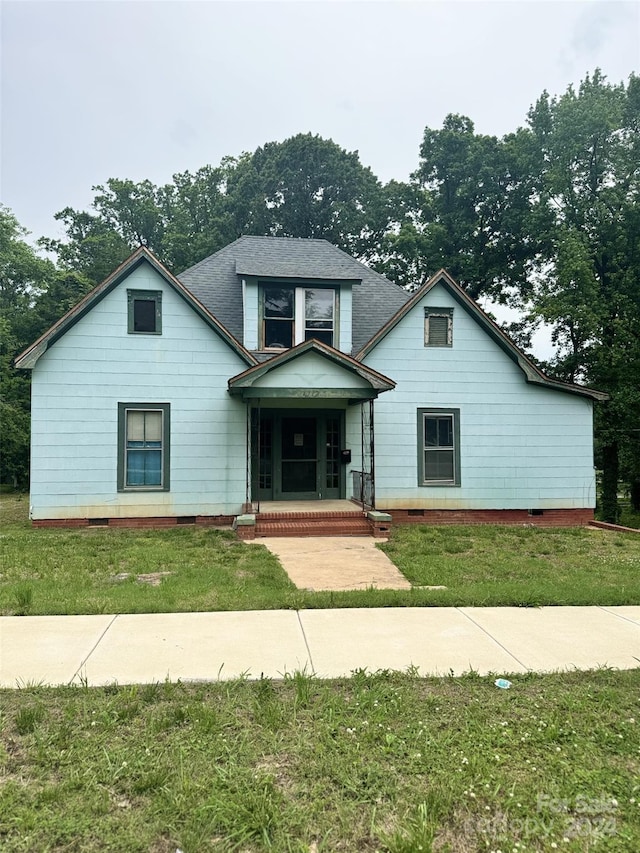 view of front of property featuring a front lawn